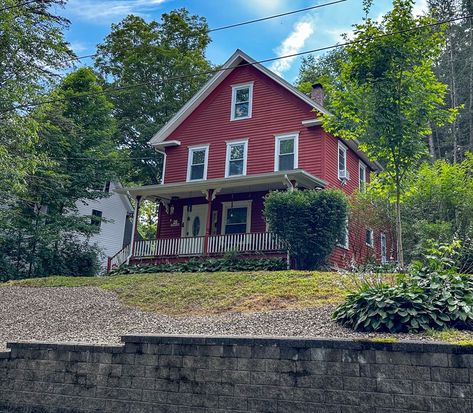 20 William St, Chester, MA 01011