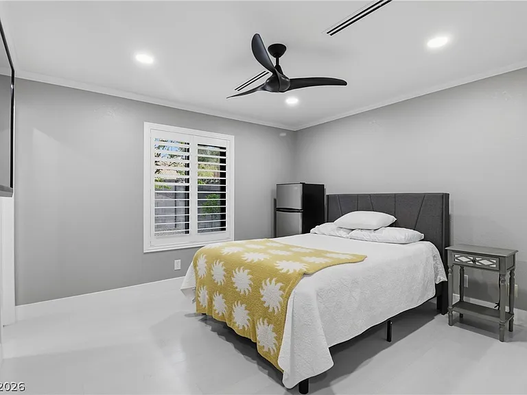 300 E Lacy Ln — Photo 32