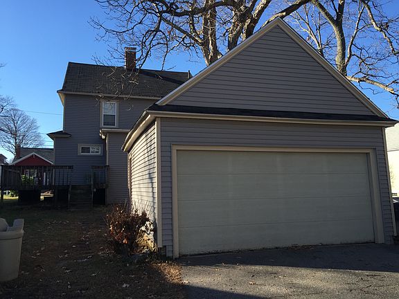 Detached with door opener..