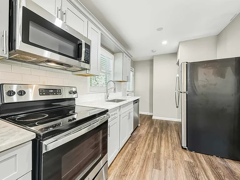 1096 Longshore Dr — Photo 4