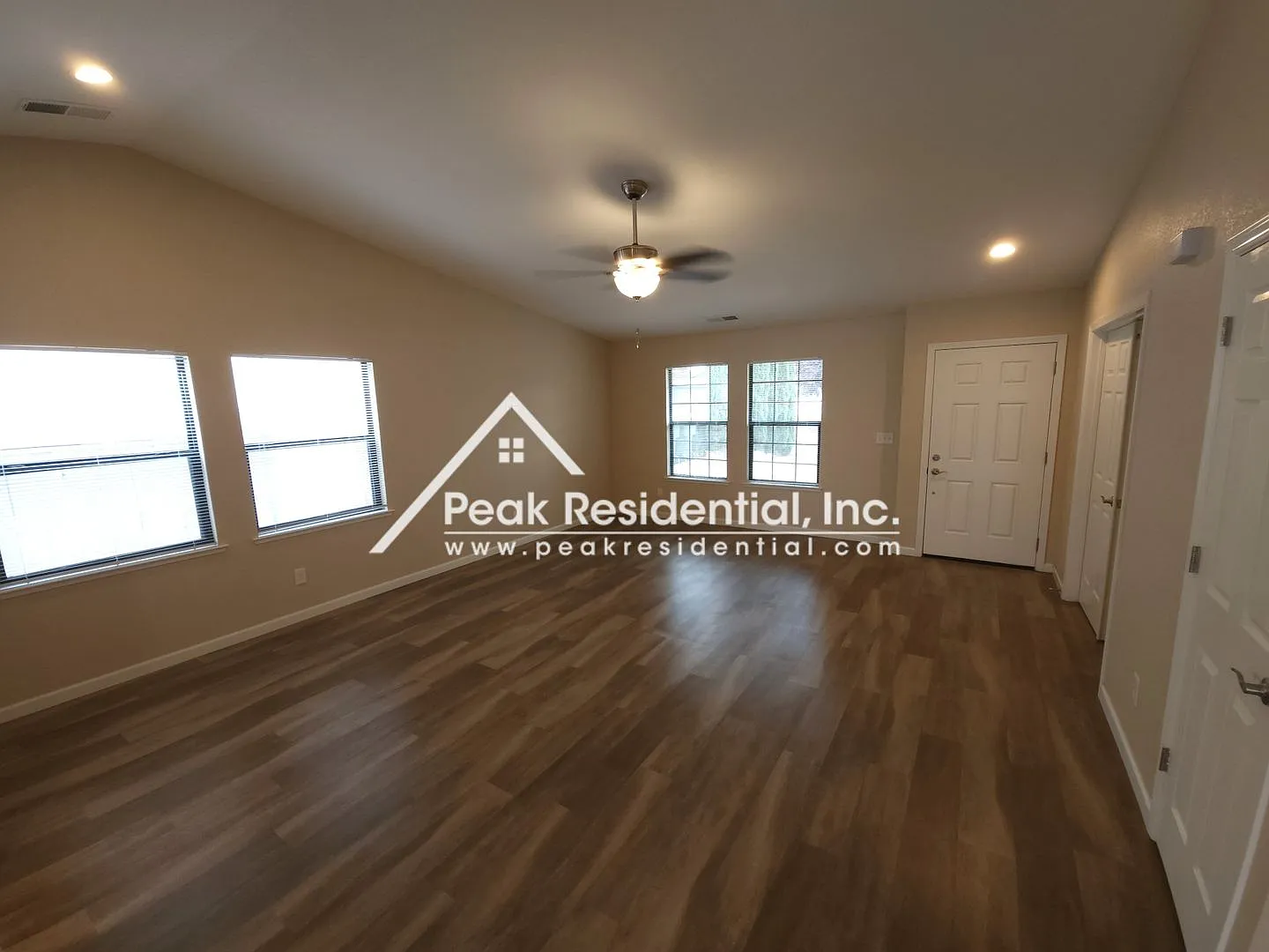 Great 4bd/2ba North Highlands Home with 2 Car Garage — Photo 4