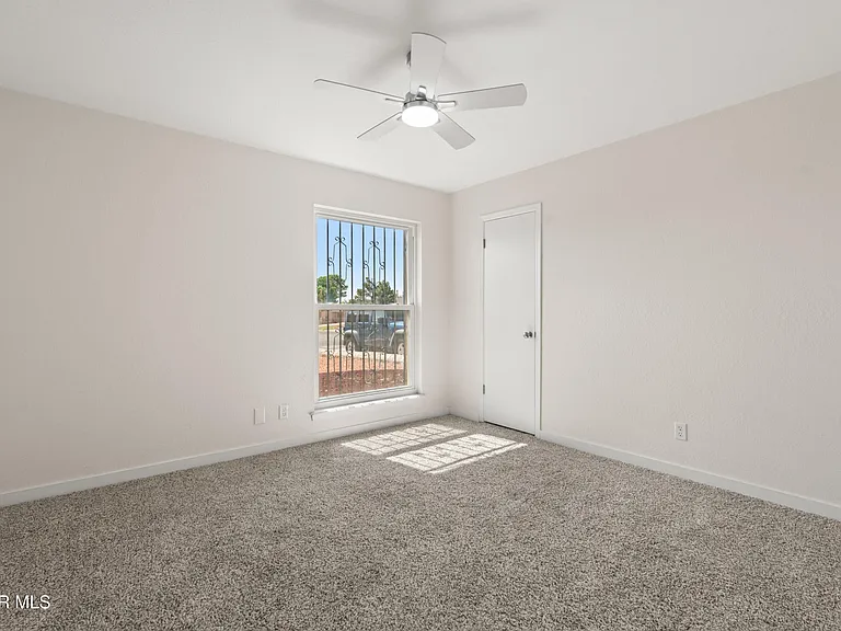 936 Oneida Dr — Photo 10