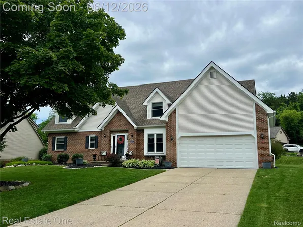 1043 Ridgeview Cir, Lake Orion, MI 48362
