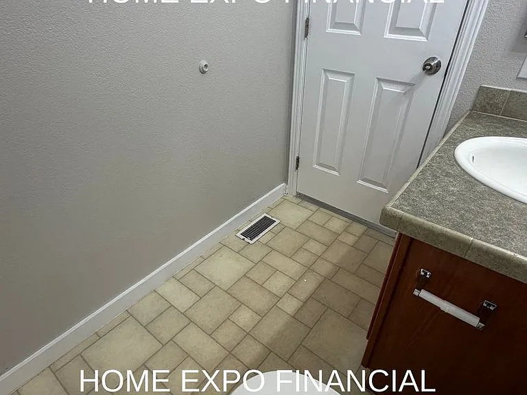 26590 Franklin Ave — Photo 16