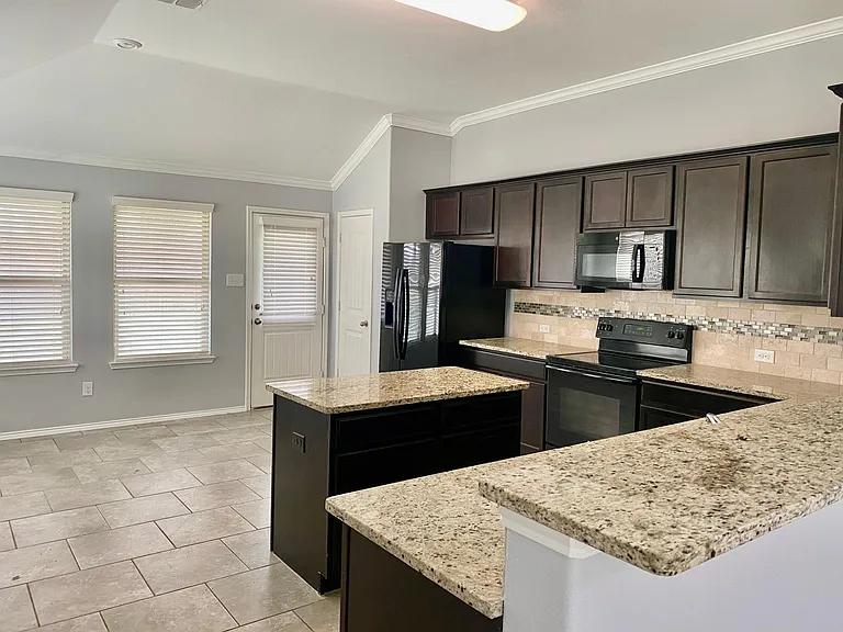 279 Oxford Dr — Photo 5