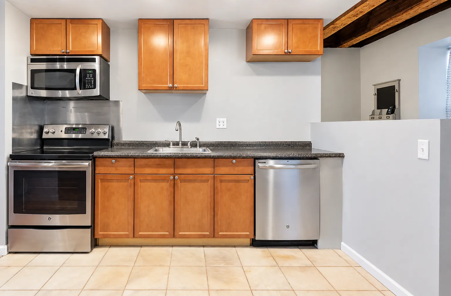 6 bed, 2400 sqft, $4,800 — Photo 3