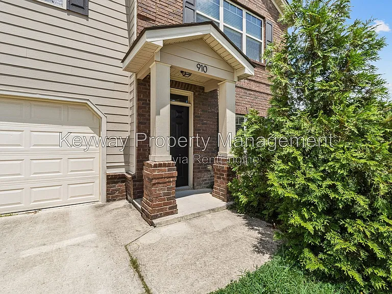 910 Clover Ct — Photo 2