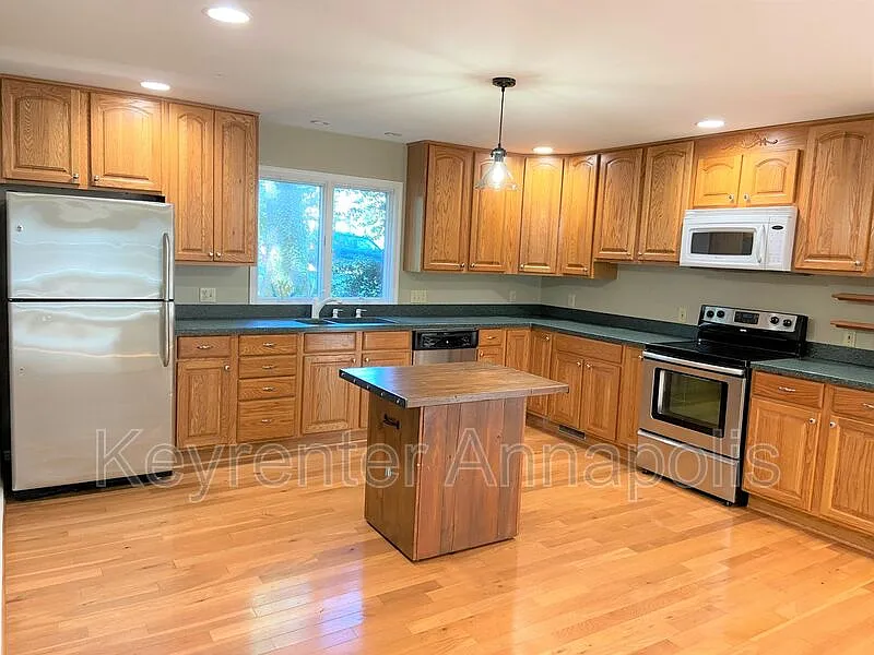 3 bed, 3.0 bath, 2100 sqft, $3,250 — Photo 3