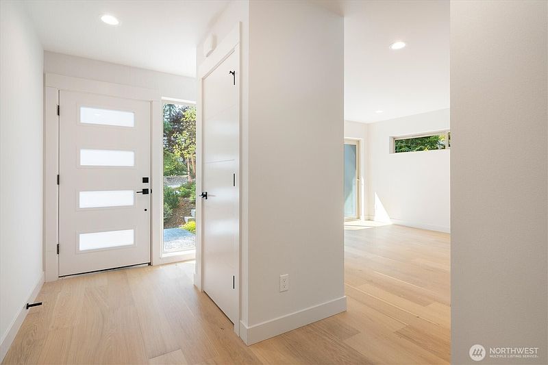 3rd image of 18032 - C Sunnyside Avenue N