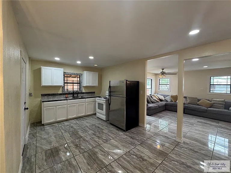 305 W Boone Ave — Photo 4