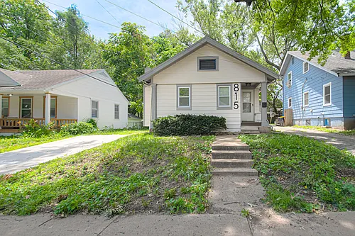 815 W 77th St Photo 1 815 W 77th St Photo 1