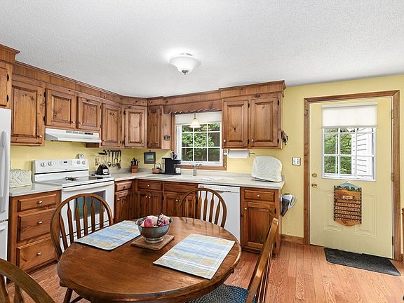 5th image of 40 Megansett Dr Unit 5