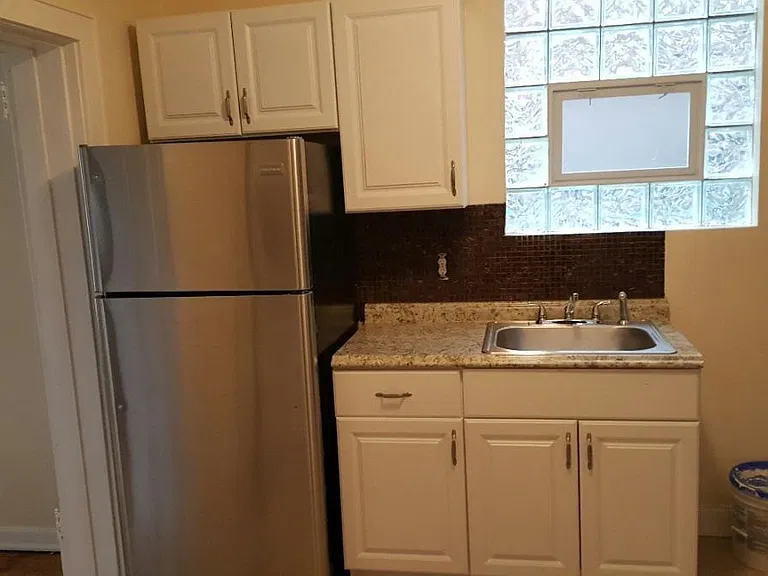 1354 Woodlawn Ave — Photo 3