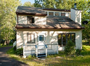 4220 Pine Ridge Dr, Bushkill, PA 18324