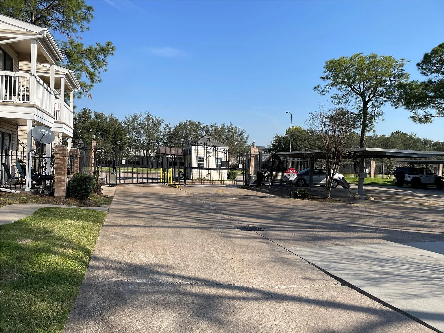 1 bed, 1.0 bath, 704 sqft, $900 — Photo 2