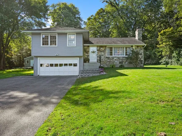 6 Fox Run Lane, Newtown, CT 06470