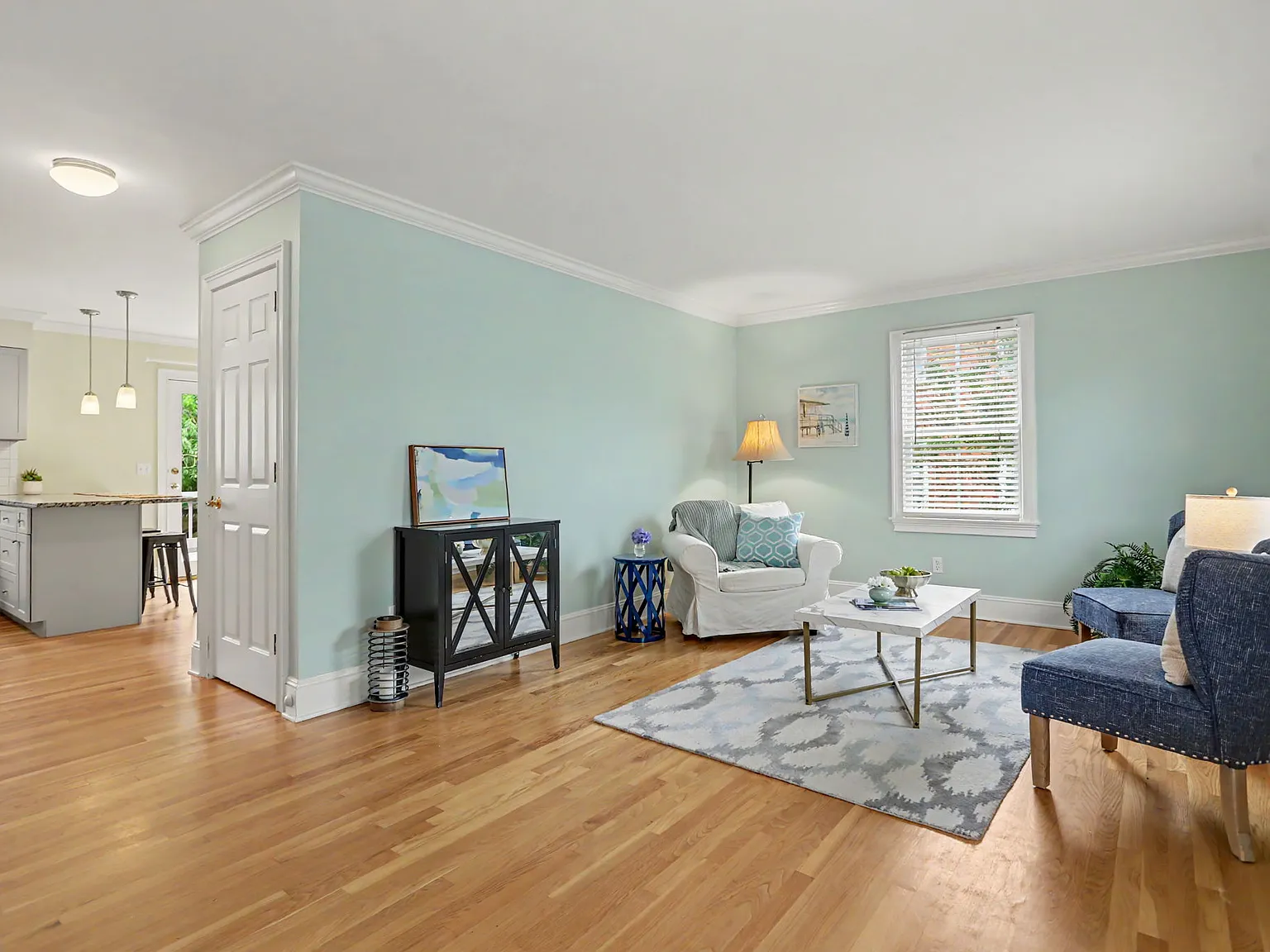 3 bed, 1.5 bath, 1831 sqft, $4,400 — Photo 2