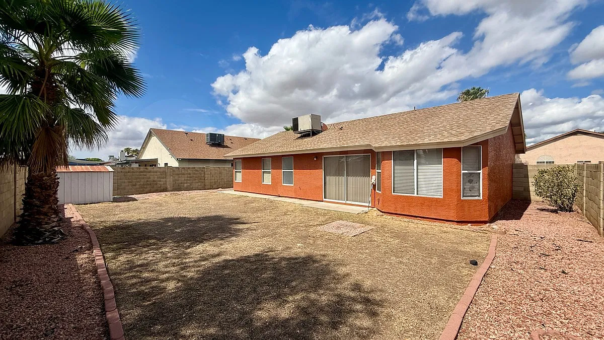 3 bed, 2.0 bath, 1368 sqft, $2,300 — Photo 4