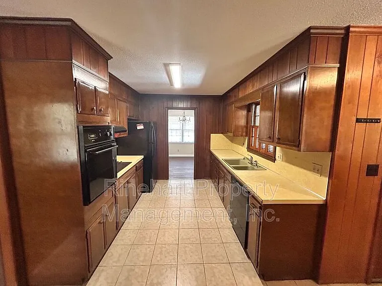 699 University Dr — Photo 4