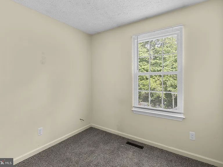 1043 Debbie Ave — Photo 23
