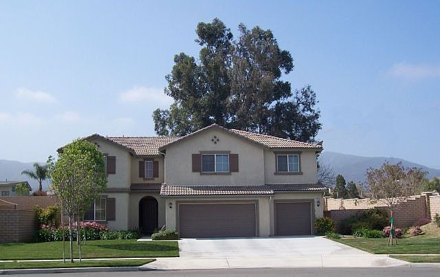 SPOTLESS! 6 Bedroom 4 Bath Home