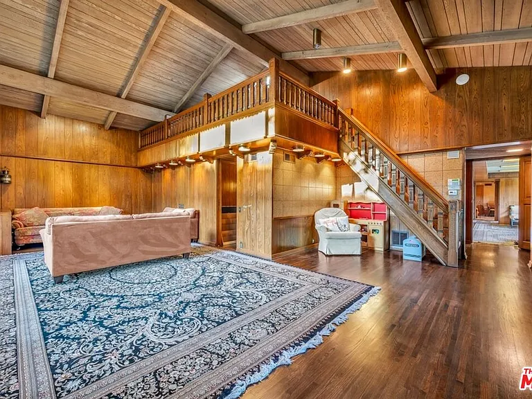829 N Whittier Dr — Photo 26