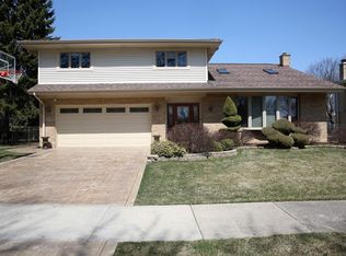 926 Twilight Ln, Wheeling, IL 60090