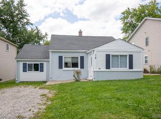 118 Dekalb St, Walled Lake, MI 48390