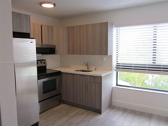 5th image of 810 Salzedo St APT 11