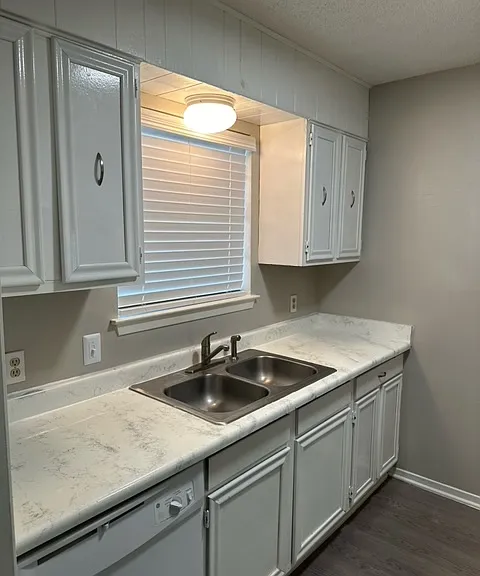 Camelot Apartments — Photo 29