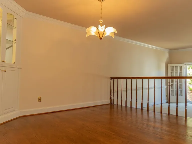 817 Botetourt Gdns — Photo 10