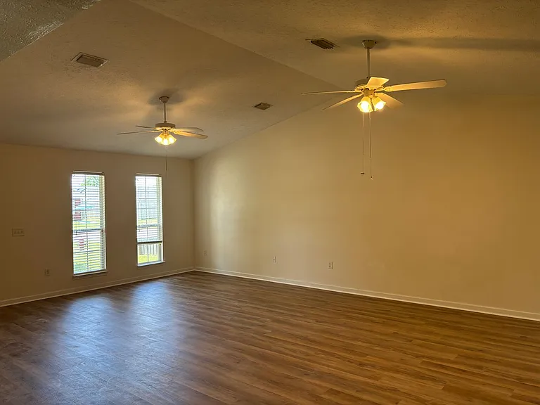 509 Phillips Ct — Photo 7