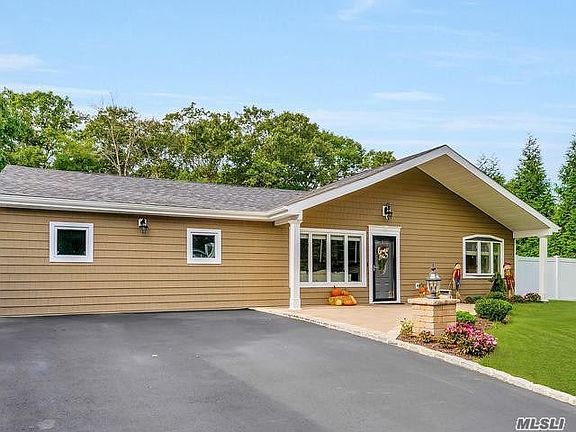 3rd image of 22 Fairwood Ln