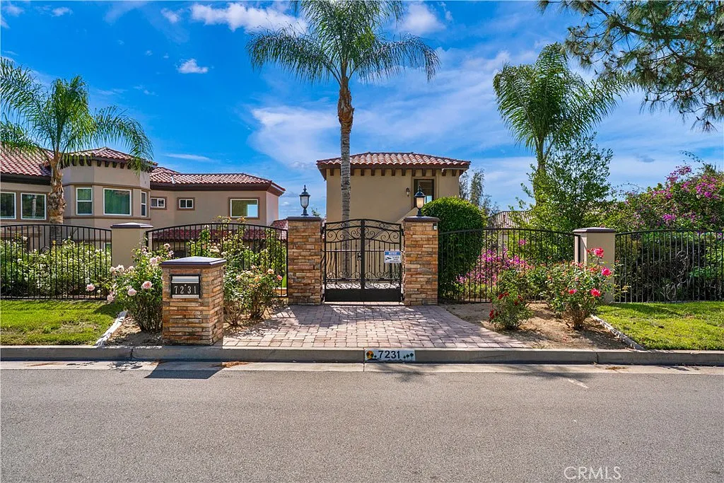 6 bed, 6.5 bath, 8800 sqft, $13,000 — Photo 2
