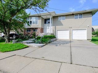 718 Arbuckle Ave, Woodmere, NY 11598