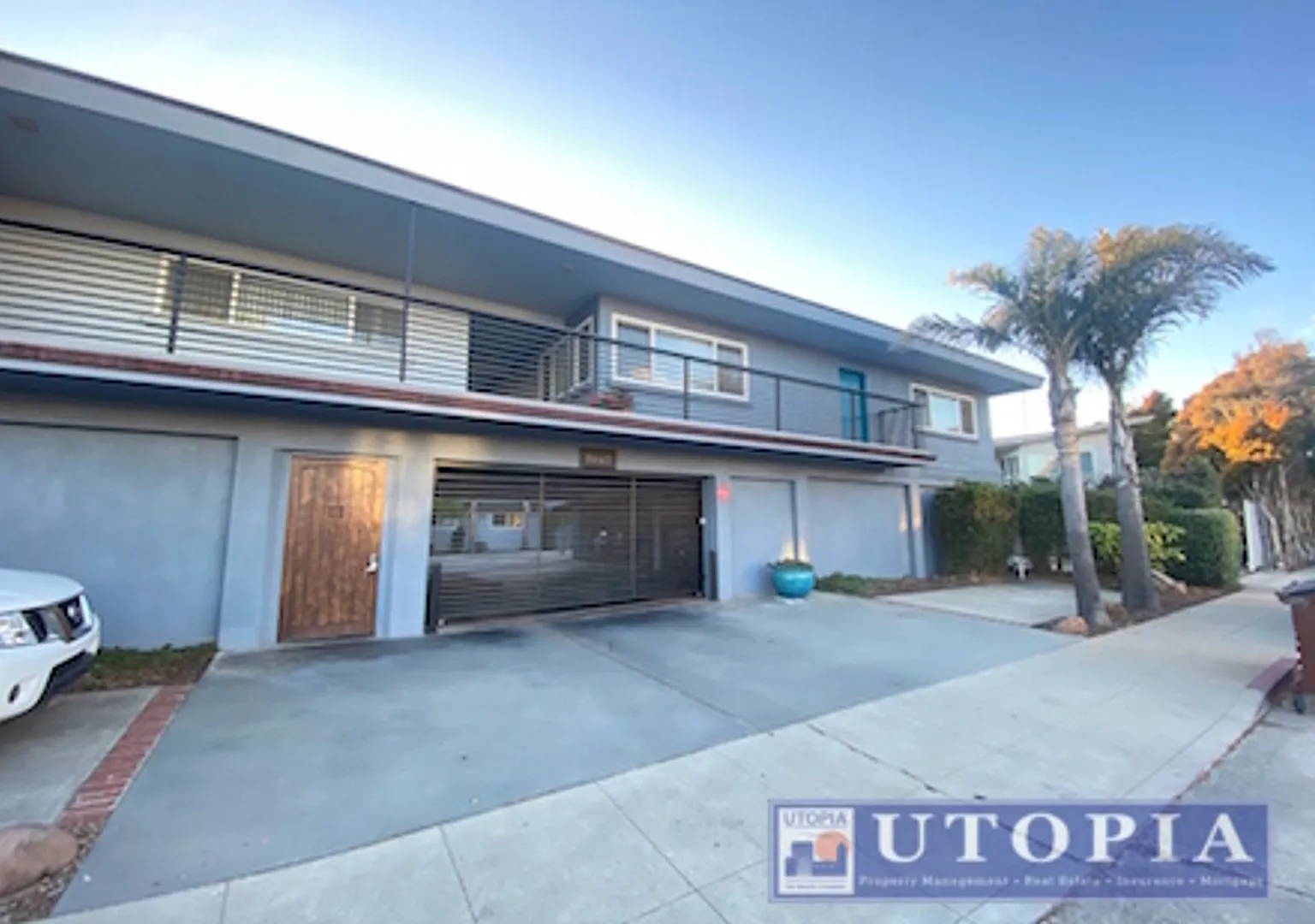 Charming Top floor, 2 bedroom 1-bathroom apartment located on East Cliff Drive — Photo 2