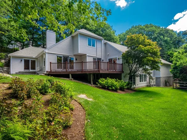 15 Fieldstone Dr, Winchester, MA 01890