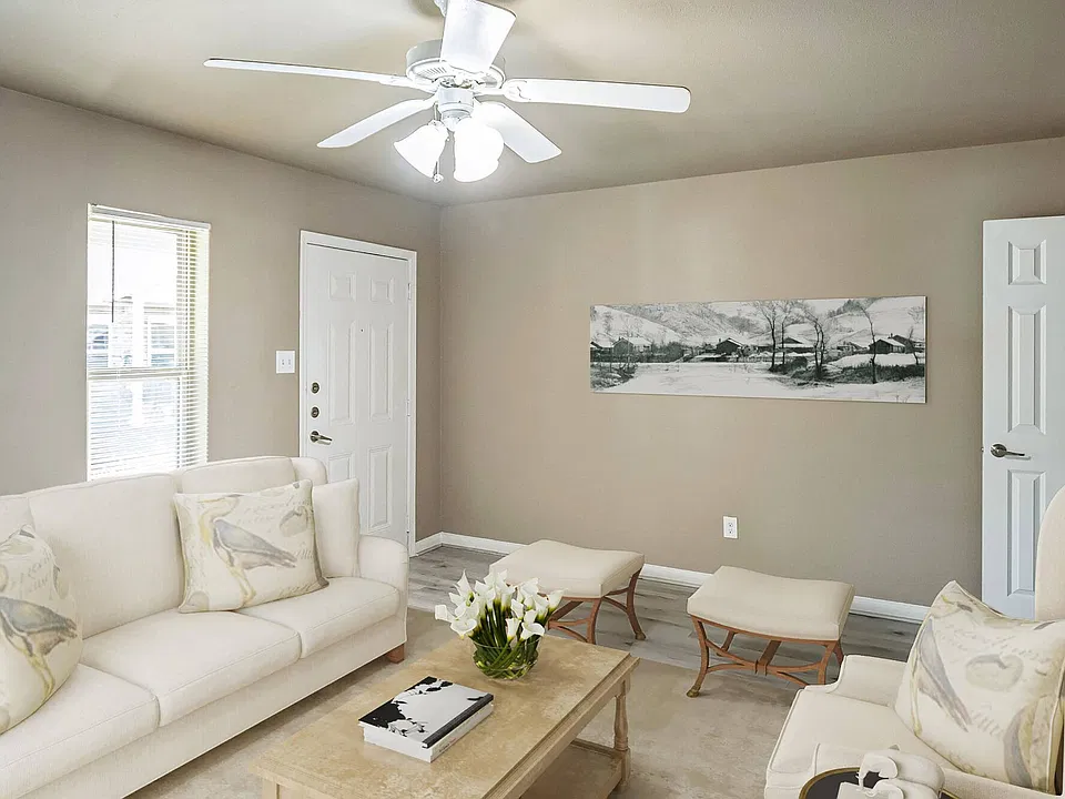 Summit at Pine Lake Estates Living Room