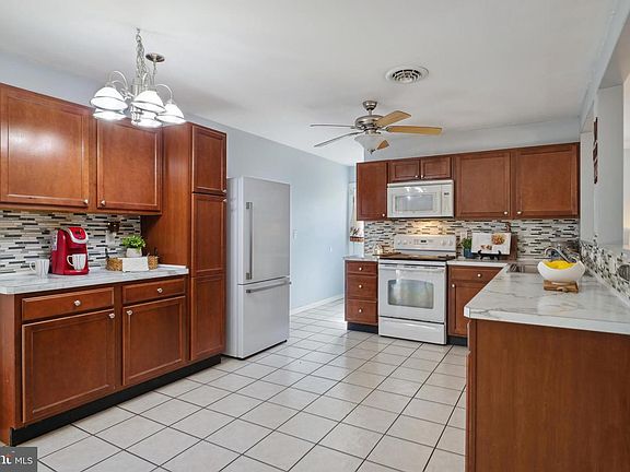 4th image of 223 New Castle Ave