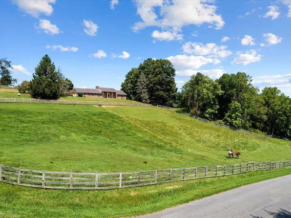 3823 Indian Meadow Dr, Blacksburg, VA 24060