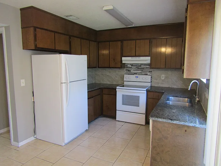 1100 Pineland Ave #4D — Photo 7