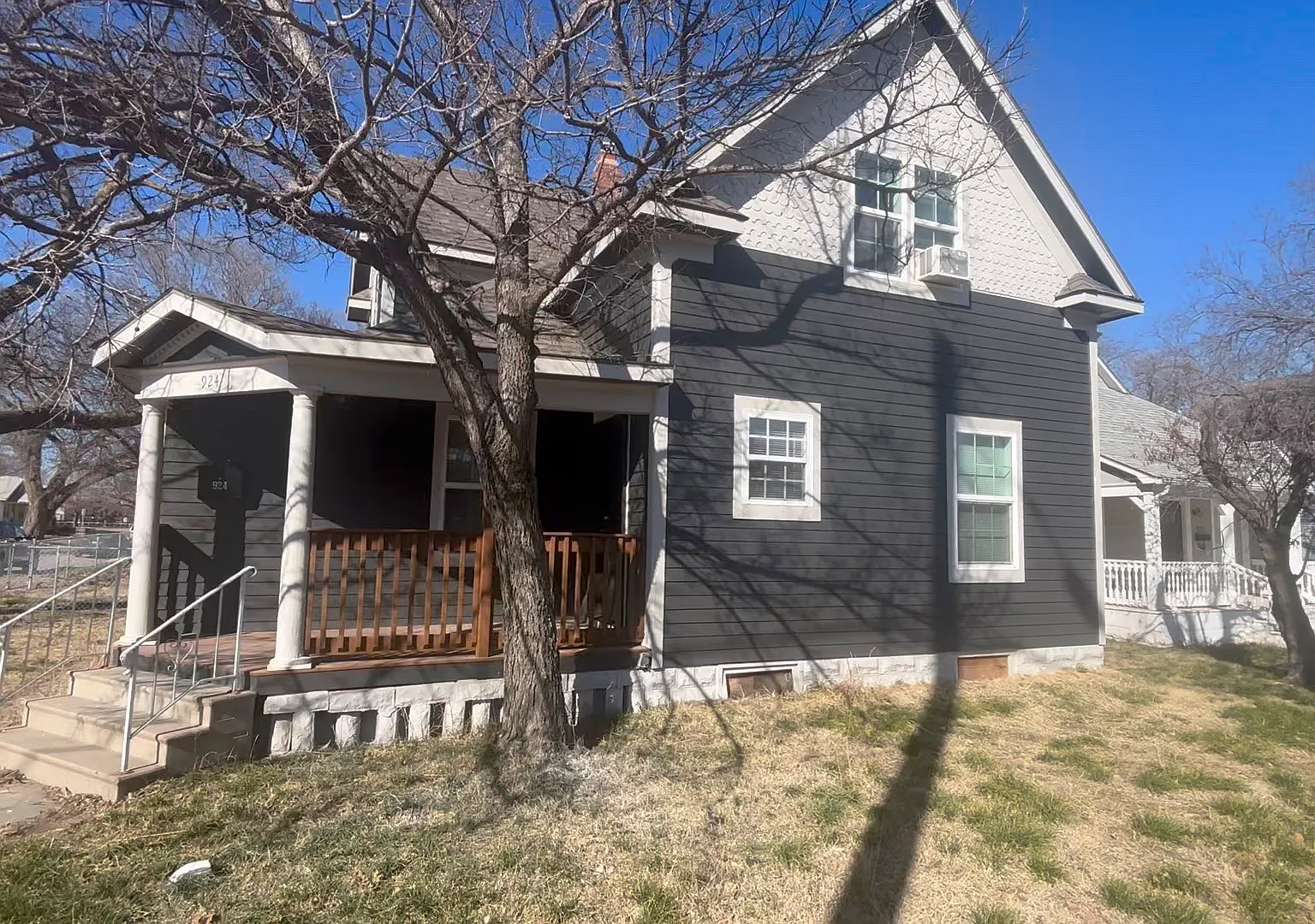 924 W Maple St — Photo 2