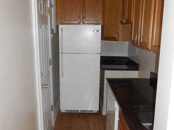 3rd image of 3922 N Pine Grove Ave #3D