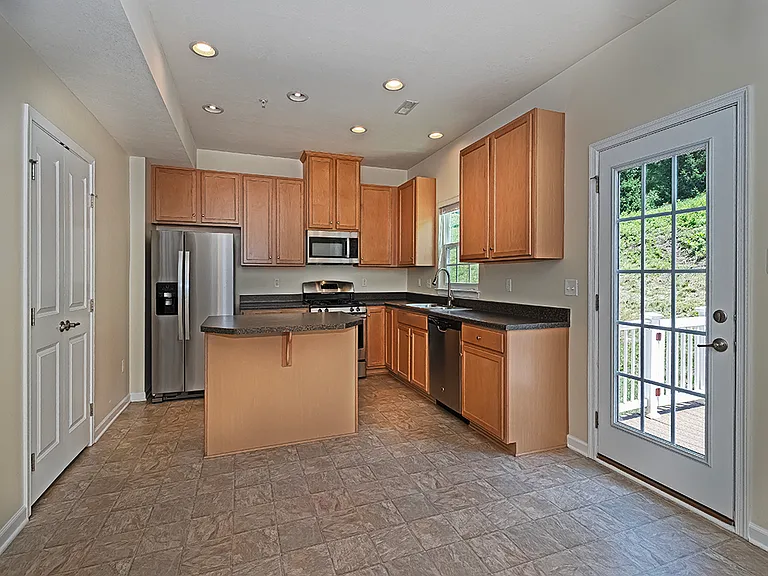 627 Edison Dr — Photo 3