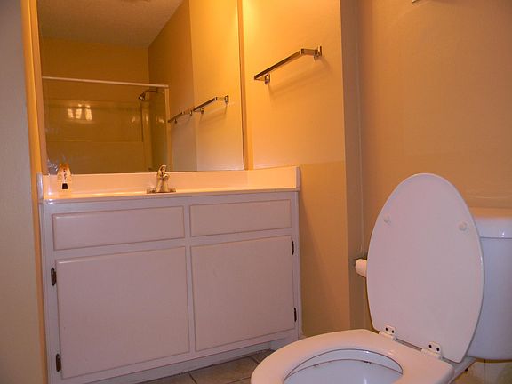 Hallway Bath - Single sink and bathtub