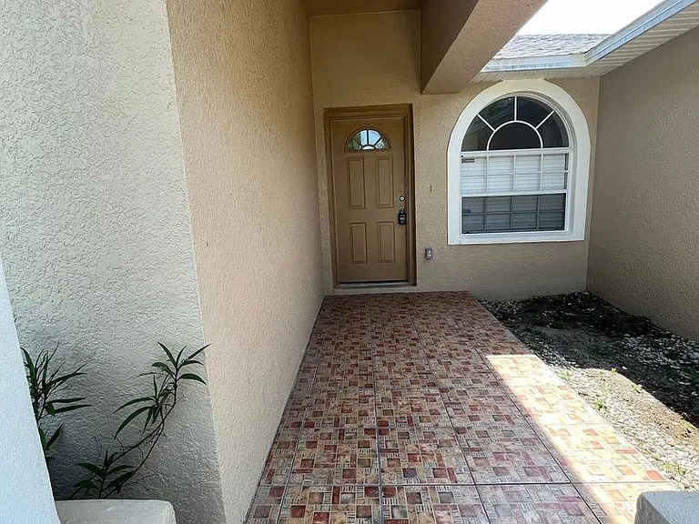 435 Magpie Ct — Photo 2