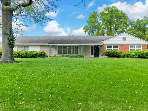 7 Biritz Dr, Saint Louis, MO 63137