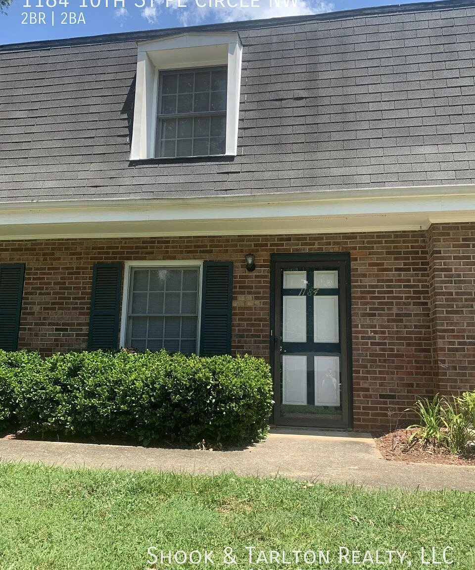 2 bed, 1.5 bath, 900 sqft, $1,200 — Photo 1