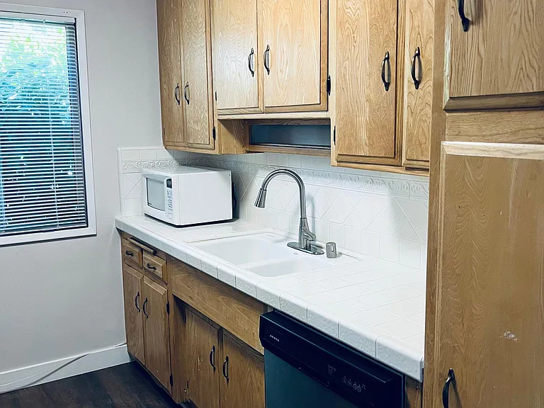 636 N Flores St #4 — Photo 7