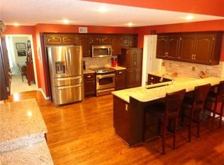 7905 Quail Rdg, Parkville, MO 64152